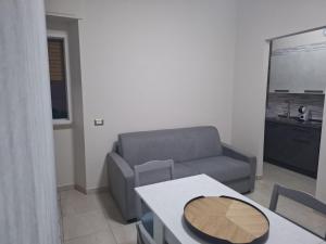 un soggiorno con un divano e un tavolo di Machi House a Scafati Altre 2 foto