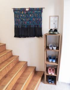 une chambre avec des escaliers, des chaussures et un tapis dans l'établissement Apt 1er étage - Gite aux 1000 chemins, à Saint-Joseph-de-Rivière 19 autres photos