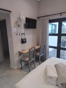 TV a/nebo společenská místnost v ubytování Golfers Haven Studio Apartment