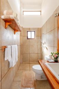 een badkamer met toilet en wastafel bij Casa Hibiscus Zaachila 2 A in Puerto Escondido