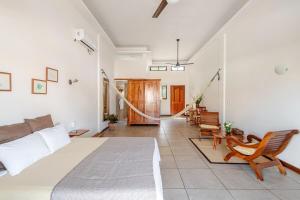 een slaapkamer met een bed en een woonkamer bij Casa Hibiscus Zaachila 2 A in Puerto Escondido +41 foto's