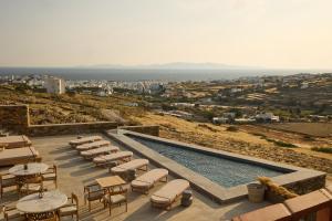 提诺斯Sun Aeriko的一个带游泳池和椅子的度假村,享有美景