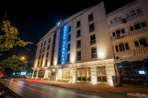 un edificio con una señal azul en el costado. en Grand Turkuaz Hotel, en Bursa