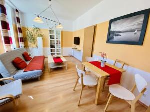un soggiorno con un tavolo e un divano di Haus Juliane, Strandidyll a Warnemünde