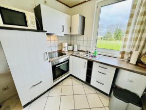 Η κουζίνα ή μικρή κουζίνα στο Ferienhaus Saturn, strandnah +13 φωτογραφίες