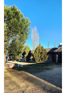 una casa con árboles frente a un patio en Serena Cumbre Lodge, en San Rafael 11 fotos más