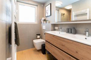 Ένα μπάνιο στο HOUSE 756 MAINZ modernes DESIGN-FERIENHAUS mit SAUNA, KAMIN, 4 SZ, 3 Bäder, OUTDOOR-KÜCHE, PARKEN, nahe ALTSTADT, MESSE und AIRPORT