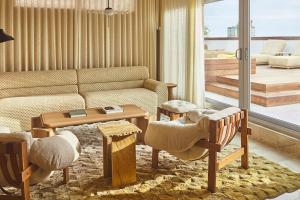 Posezení v ubytování The Shelborne by Proper, a Member of Design Hotels