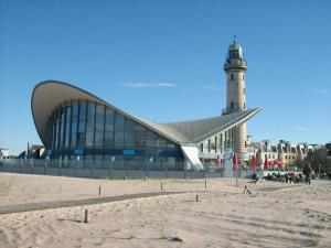 un edificio con un faro y un faro en Haus Vier Freunde, Vincent, en Warnemünde