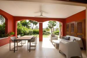 comedor con paredes de color naranja, mesa y sillas en Luxury 4 Bedroom apartment, Pool, Private beach, Jan Thiel, en Willemstad