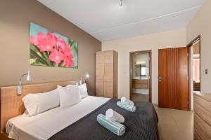 Un dormitorio con una cama con dos toallas encima. en Luxury 4 Bedroom apartment, Pool, Private beach, Jan Thiel, en Willemstad 55 fotos más