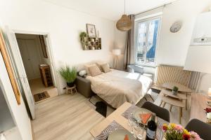 a small room with a bed and a table at Le Savigny - CONFORT HÔTE in Fougères