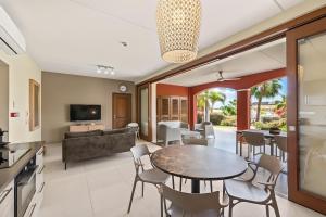 una sala de estar con una mesa y sillas en Luxury 4 Bedroom apartment, Pool, Private beach, Jan Thiel, en Willemstad