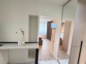 Zimmer mit einem Spiegel und einem Wohnzimmer in der Unterkunft COZY Aparthotel - Luxury Studios # Brasov in Braşov + 46 Fotos