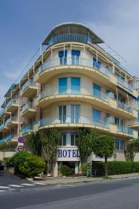 een hotelgebouw met een hotelbord ervoor bij Hotel Majestic in Alassio