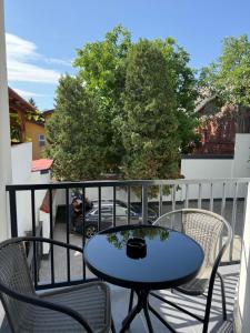 einen blauen Tisch und Stühle auf dem Balkon in der Unterkunft COZY Aparthotel - Luxury Studios # Brasov in Braşov