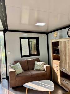 Χώρος καθιστικού στο Tiny House de Zeeuwsche Tuinkamer