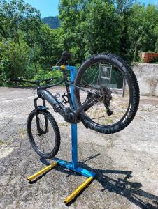 a bike on a stand with a bike on it at Casa Vacanze SolEsport in Caprauna