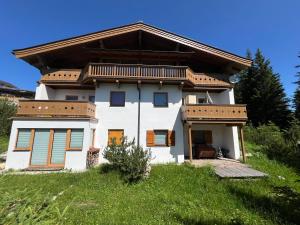 una casa blanca con techo marrón en Haus Filzstein 117 Top 2, en Krimml