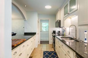 Una gran cocina blanca con fregadero y encimera. en Lake Lanier Lodge - Dock Views & Fire Pit, en Cumming 44 fotos más