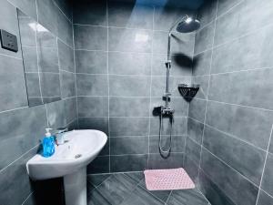 Uma casa de banho em Lofty Hotel
