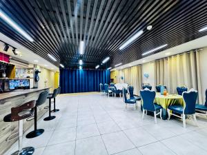 Um restaurante ou outro lugar para comer em Lofty Hotel