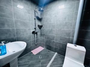 Uma casa de banho em Lofty Hotel