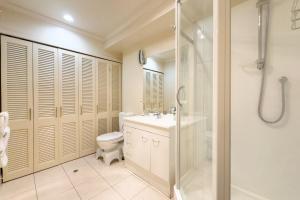 ein Badezimmer mit Toilette, Waschbecken und Dusche in der Unterkunft Two bedrooms Condo with Skytower View in Auckland + 11 Fotos
