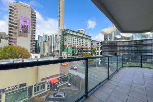ein Balkon mit Blick auf die Stadt in der Unterkunft Two bedrooms Condo with Skytower View in Auckland