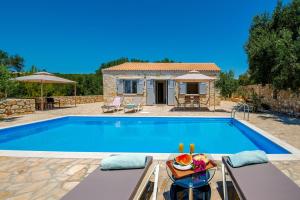 Φωτογραφία από το άλμπουμ του Triton's Nest σε Mesochórion