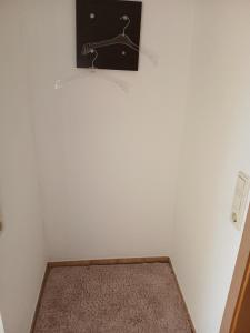 a room with a bed with a picture on the wall at Gemütliche 2-Zimmer-Wohnung mit Top-Anbindung in Crailsheim