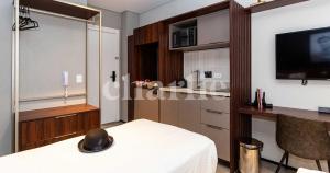 圣保罗Iconyc Charlie Ibirapuera Hotel的坐在桌子上的帽子