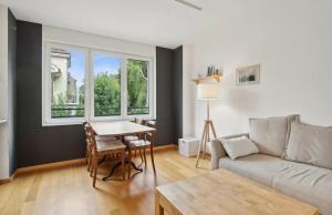 Un lugar para sentarse en BASELiving Apartment 5 - 2 grosse Balkone - Bahnhof SBB