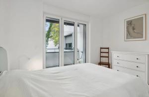 Una cama o camas en una habitación de BASELiving Apartment 5 - 2 grosse Balkone - Bahnhof SBB