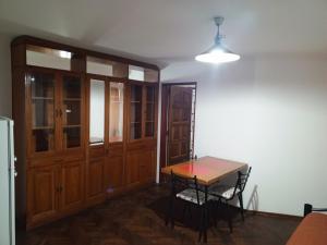 ein Esszimmer mit einem Tisch und einem Schrank in der Unterkunft Leo IV salta 636 4F in San Fernando del Valle de Catamarca