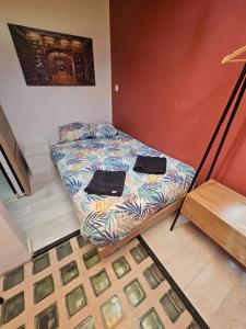 a small bed in a room with a table at Le Nid Perché in Amiens