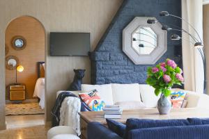 a living room with a couch and a vase of flowers at Villa Saint-Martin in Jullouville-les-Pins