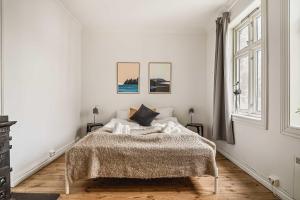 Ένα ή περισσότερα κρεβάτια σε δωμάτιο στο Dinbnb Homes I Idyllically Located 4-Bedroom Home