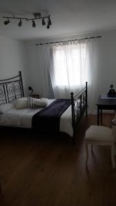 a bedroom with two beds and a window at SaFaRi 19 in Hockliffe