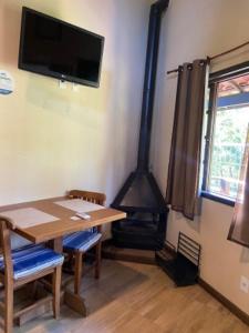 Uma TV ou centro de entretenimento em Pousada Paris Hostelli