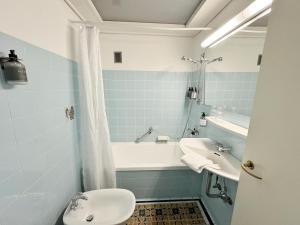 un bagno con lavandino, vasca e WC di Hotel Dagmar a Ribe