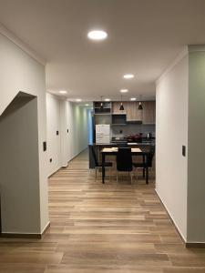a dining room and kitchen with a table and chairs at Río in Paraná +1 photo