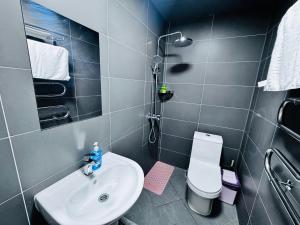 Uma casa de banho em Lofty Hotel