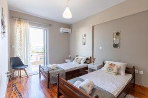 プレベザにあるmataroomsのベッド2台と窓のある寝室