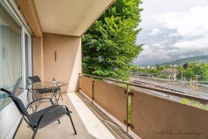 a balcony with a table and chairs and a view at Ferienwohnung 2 Schlafzimmer W47 in Bern