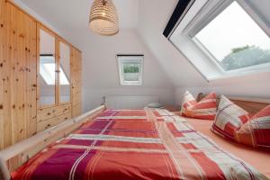 a bedroom with a large bed and two windows at 3 Raum Ferienwohnung Im 1 Og in Cuxhaven