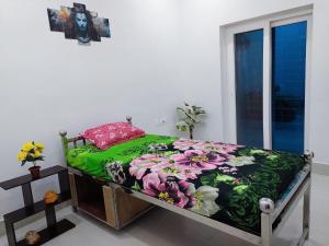 Giường trong phòng chung tại Anand Nivas Homestay