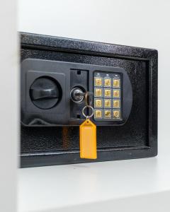 a yellow tag is attached to a microwave oven at Pousada Pôr Do Sol - Ilha do Mel - Nova Brasília in Paranaguá