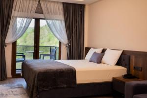 una camera da letto con un letto e una grande finestra di Alnada Resort a Düzköy