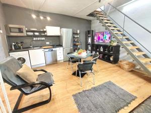 een keuken en eetkamer met een tafel en stoelen bij Anglada, Villa with a private pool and jacuzzi in Lloret de Mar